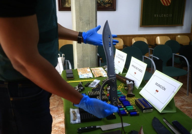 La familia de la víctima del crimen de Alfafar tenía un arsenal de armas en su casa